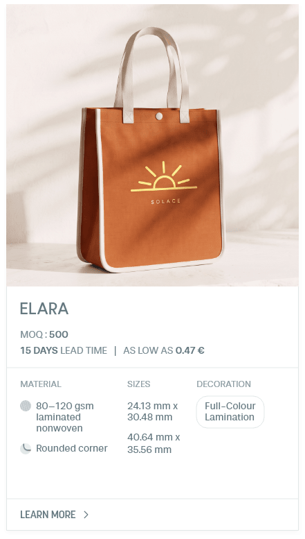 Elara. MOQ : 500. 15 Days LEad Time | As low as 0.47 €. Material: 80–120 gsm laminated nonwoven, Rounded corner. Sizes: 24.13 mm x 30.48 mm, 40.64 mm x 35.56 mm. Decoration: Full-Colour Lamination.