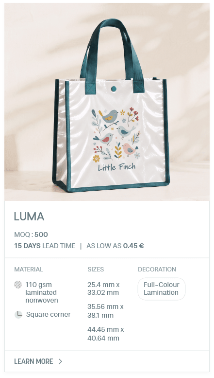 Luma. MOQ : 500. 15 Days LEad Time | As low as 0.45 €. Material: 110 gsm laminated nonwoven, Square corner. Sizes: 25.4 mm x 33.02 mm, 35.56 mm x 38.1 mm, 44.45 mm x 40.64 mm. Decoration: Full-Colour Lamination.