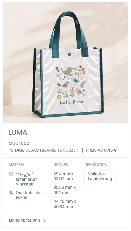Luma. MOQ : 500. 15 Tage Gesamtbearbeitungszeit | Preis ab 0.45 €. Material: 110 g/m² laminierter Vliesstoff, Quadratische Ecken. Größen: 25.4 mm x 33.02 mm, 35.56 mm x 38.1 mm, 44.45 mm x 40.64 mm. Dekoration: Vollfarb-Laminierung.