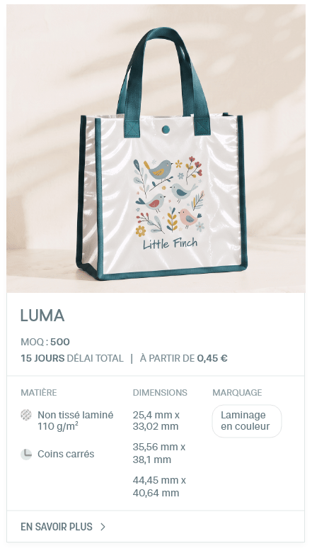 Luma. MOQ : 500. 15 Jours Délai total | À partir de 0,45 €. Matière: Non tissé laminé 110 g/m², Coins carrés. Dimensions: 25,4 mm x 33,02 mm, 35,56 mm x 38,1 mm, 44,45 mm x 40,64 mm. Marquage: Laminage en couleur.
